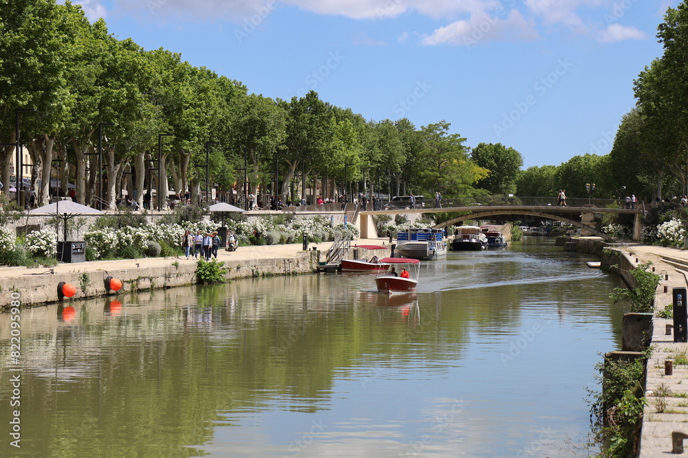 Le canal de la Robine dans la ville, ville de Narbonne, département de l'Aude, France Le canal de la Robine dans la ville, ville de Narbonne, département de l'Aude, France