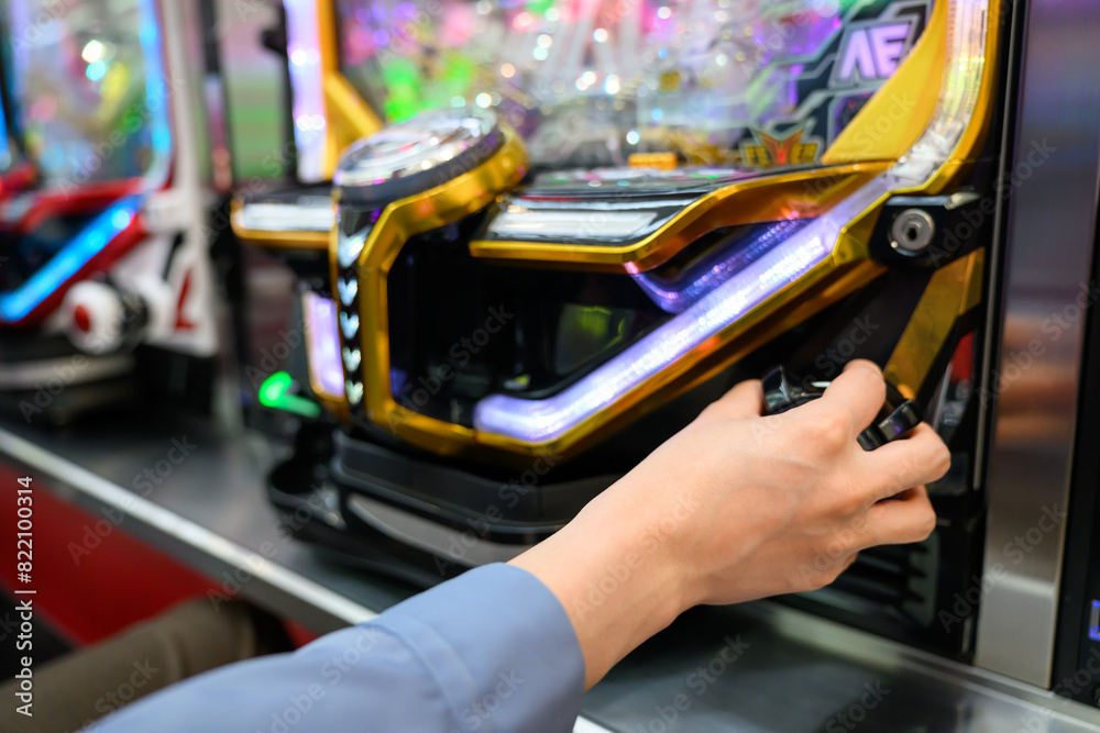 パチンコ台を遊戯する男性 パチンコ台を遊戯する男性