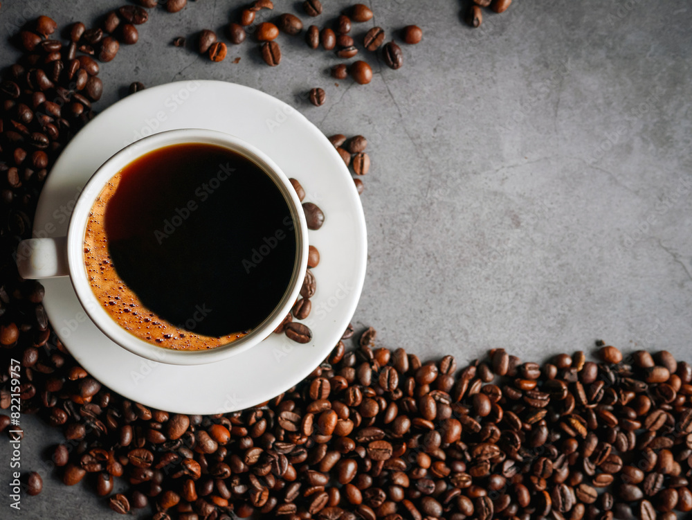 Naklejka premium Overhead view of black coffee cup aromatic . Coffee cup and coffee beans on gray background