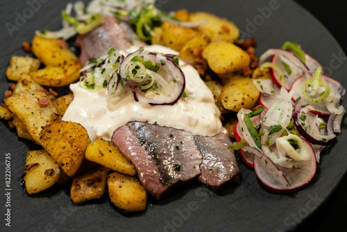 Kräutermatjes mit Bratkartoffeln und Syslter Sauce
