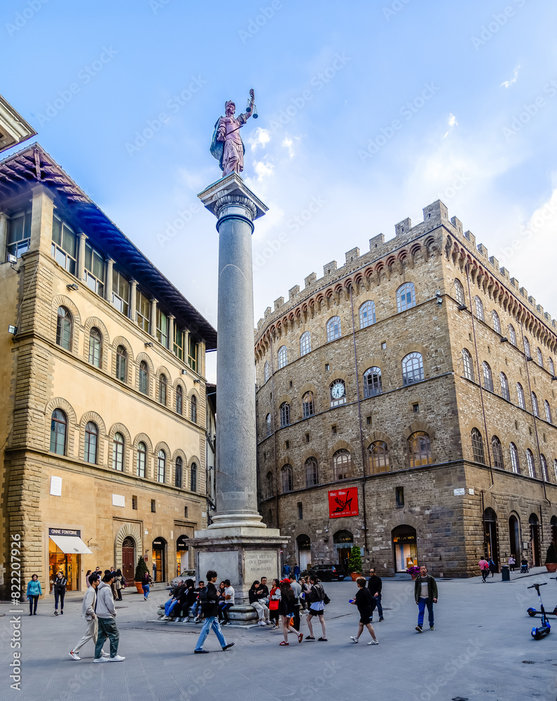Obraz premium Florence, Italy - April 10, 2024: streets of Florence city center with surrounding area full of tourists in Florence, Italy
