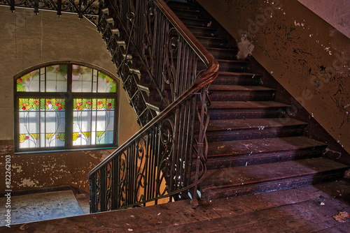 altes nicht renoviertes Treppenhaus
