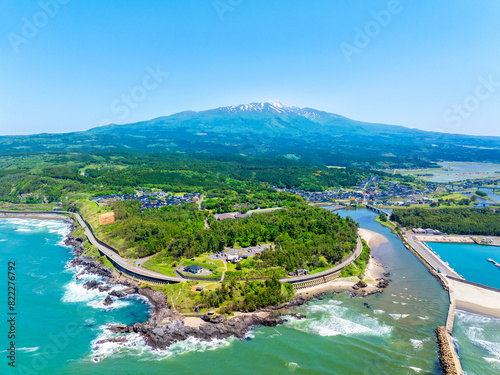 鳥海山と十六羅漢岩供養石仏群付近（山形県遊佐町） photo