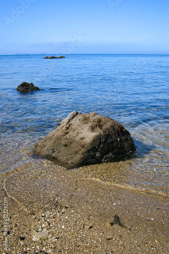 ゴツゴツした岩の潮溜りの透き通った青い海