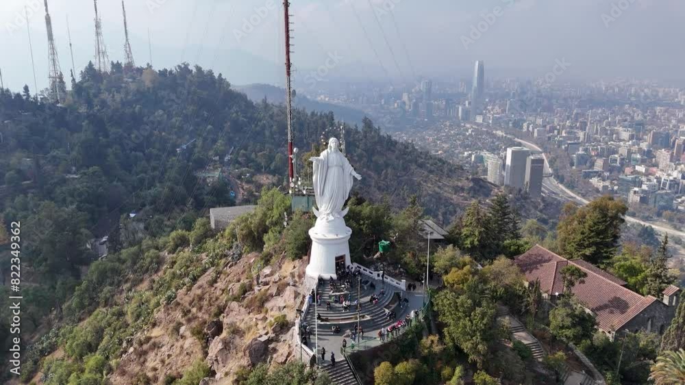 Cerro san cristobal, Santiago de Chile, vista aérea de la cima y virgen