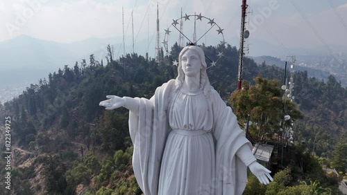 Cerro san cristobal, Santiago de Chile, vista aérea de la cima y virgen