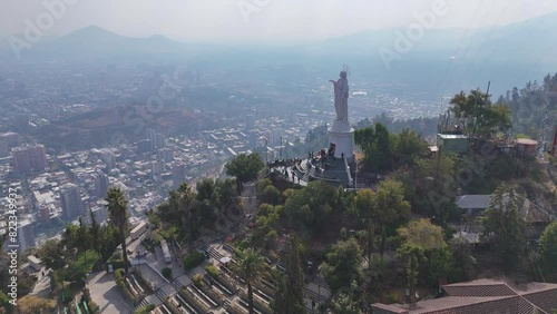 Cerro san cristobal, Santiago de Chile, vista aérea de la cima y virgen