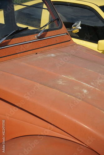 Motorhaube in Orange ist Rost und Patina eines französischen Kleinwagen der Siebziger Jahre und Achtziger Jahre mit vier Türen und Rolldach in Wettenberg Krofdorf-Gleiberg bei Gießen in Hessen