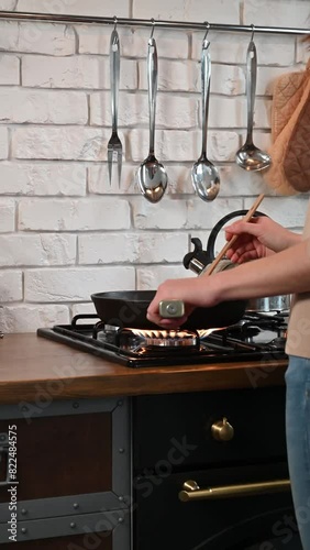 Cook food. Fry in a frying pan.