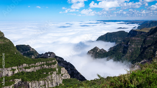 Urubici - paisagem das montanhas e nuvens da pedra furada Santa Catarina Brasil 