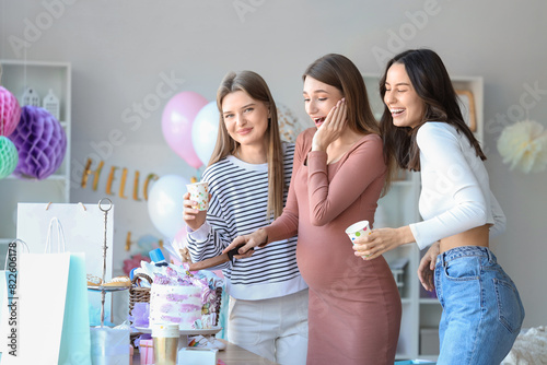 Young pregnant woman with h...
