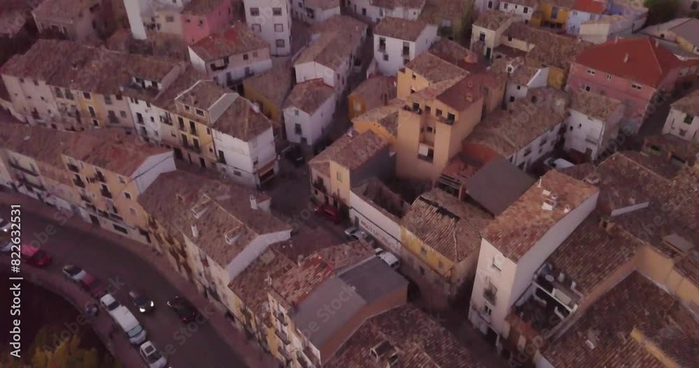 Ciudad de Cuenca, España, Castilla-La Mancha, vista aérea de dron de la ciudad de cuenca al atardecer.
