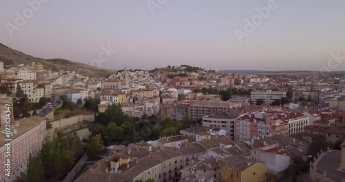 Ciudad de Cuenca, España, Castilla-La Mancha, vista aérea de dron de la ciudad de cuenca al atardecer. photo