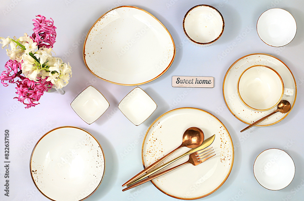 Fototapeta premium Cutlery with flowers on a plate on a marble background. Elegant festive table setting, menu layout in a cafe or restaurant, festive composition with a bouquet of hyacinths, kitchen background. 