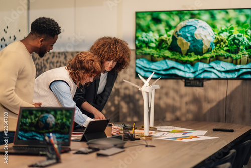 Fotografía Interracial ecology engineers working on renewable energy project