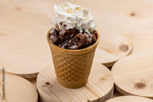 Gelato al cioccolato con panna 