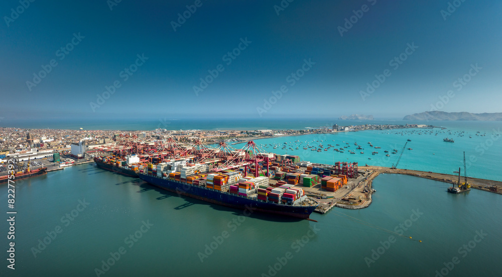 Aerial view of the port of Callao in Lima, Peru, showing port activity with containers and cranes in full operation. In the background can be seen the city and the Pacific Ocean