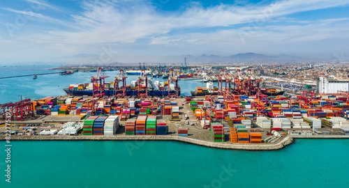Aerial view of the port of Callao in Lima, Peru, showing port activity with containers and cranes in full operation. In the background can be seen the city and the Pacific Ocean