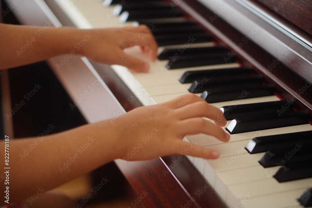 Fototapeta premium 子どもが電子ピアノを弾いている手元。小学3年生。