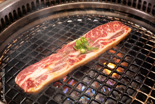 焼肉「骨付きカルビ」