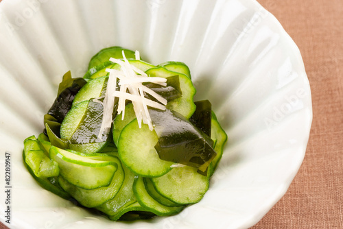 日本の食　キュウリとワカメの酢の物