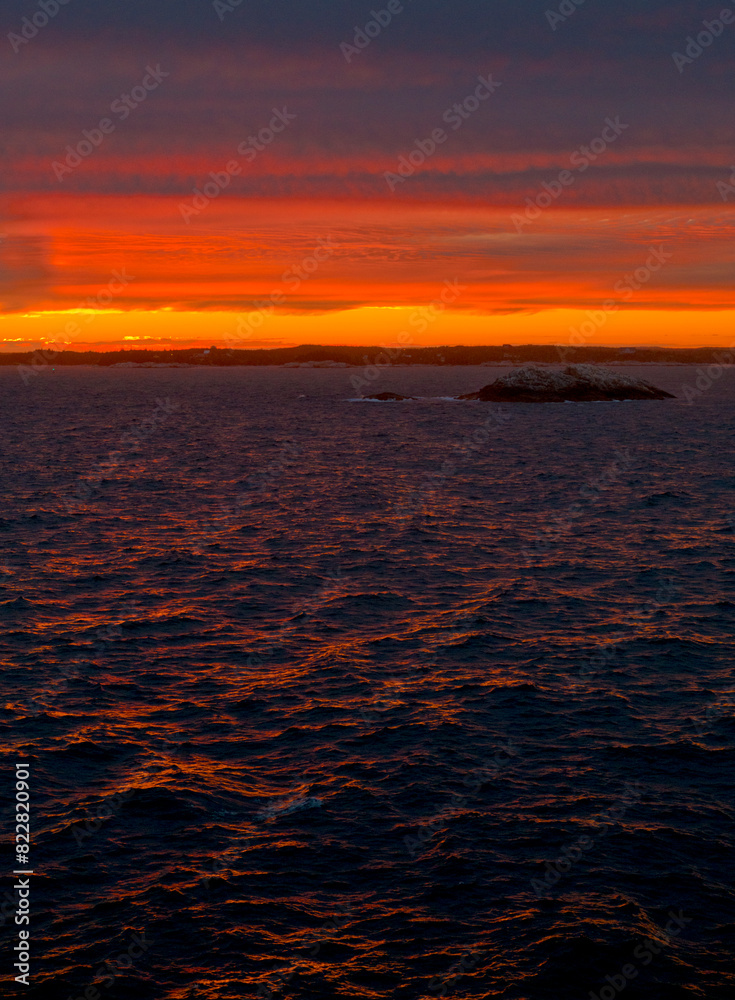 Fototapeta premium Brilliant Orange Sunset Over the Ocean