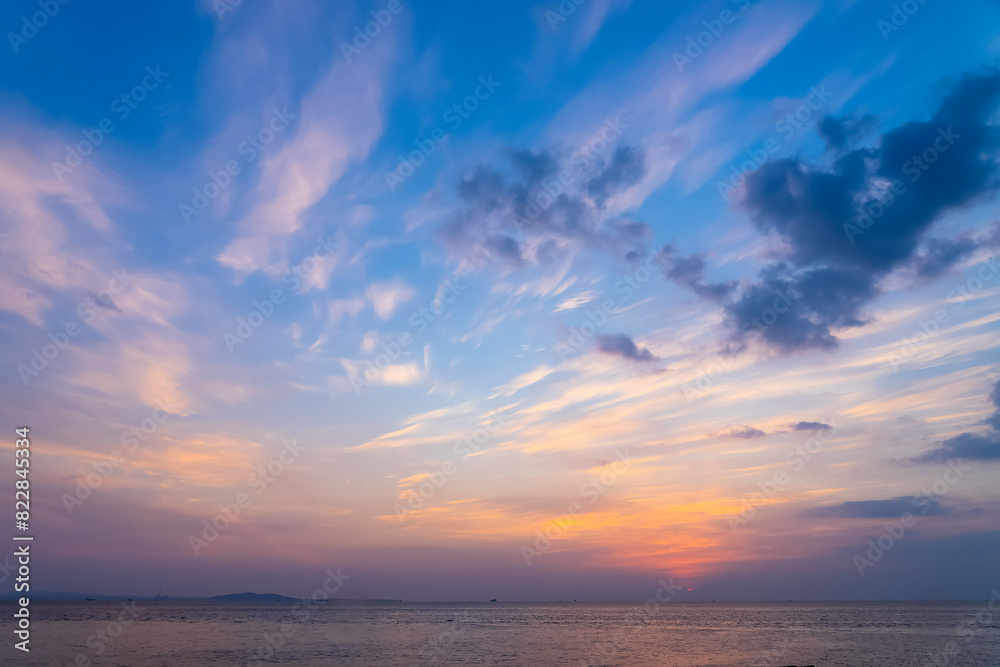 Obraz premium 朝の海と空と雲20201213