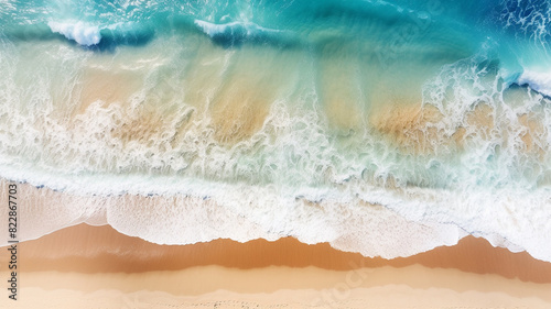 Miękka fala oceanu na czystej, piaszczystej plaży