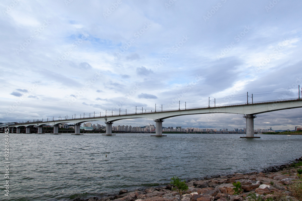 Fototapeta premium Landscape of Han River on a cloudy day