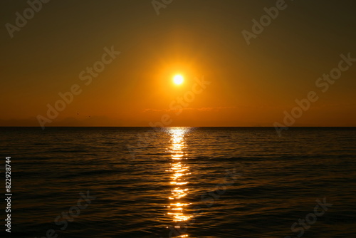 夕暮れの逗子海岸、伊豆半島に沈む夕陽