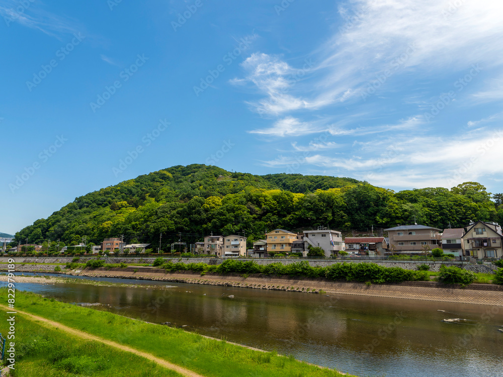 猪名川の対岸から見る五月山と街並み