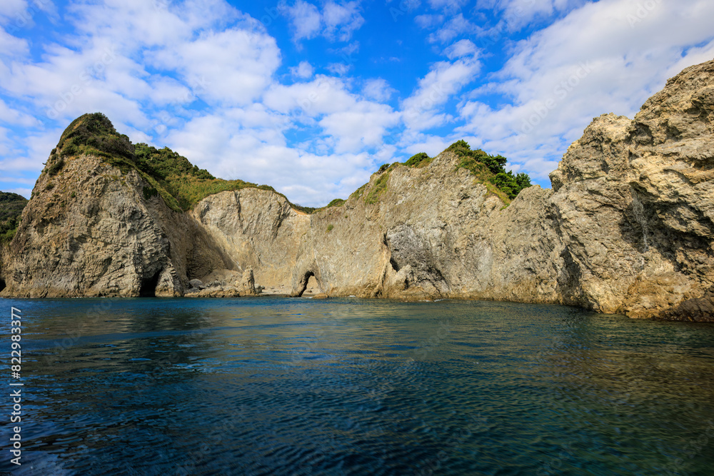 漁船に乗って、中木港沖の小さな島々や海域をドローンで撮影して、地形調査をしている。
He is conducting a topographic survey of the small islands and waters off Nakaki Harbor using a drone aboard a fishing boat.
日本国静岡県伊豆半島賀茂郡南伊豆町中木から渡し船で渡るヒリゾ浜にて 漁船に乗って、中木港沖の小さな島々や海域をドローンで撮影して、地形調査をしている。
He is conducting a topographic survey of the small islands and waters off Nakaki Harbor using a drone aboard a fishing boat.
日本国静岡県伊豆半島賀茂郡南伊豆町中木から渡し船で渡るヒリゾ浜にて