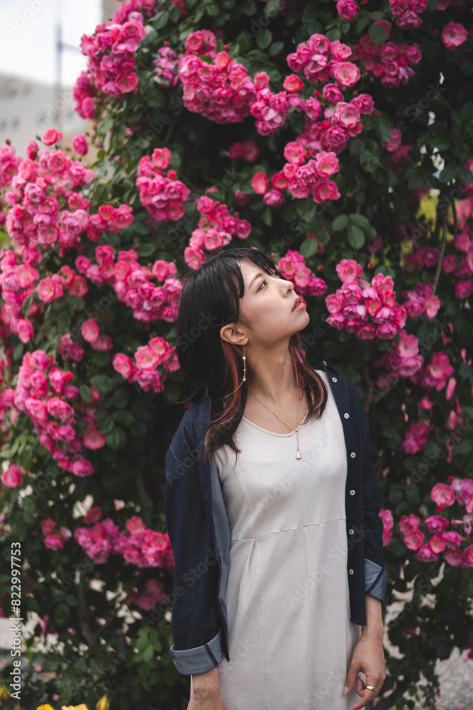 バラ園にいる女性