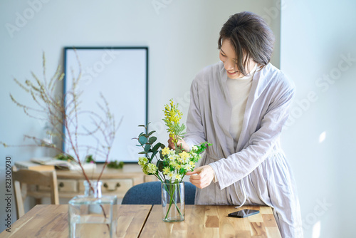 Fotografie 花を飾った花瓶を持つ女性