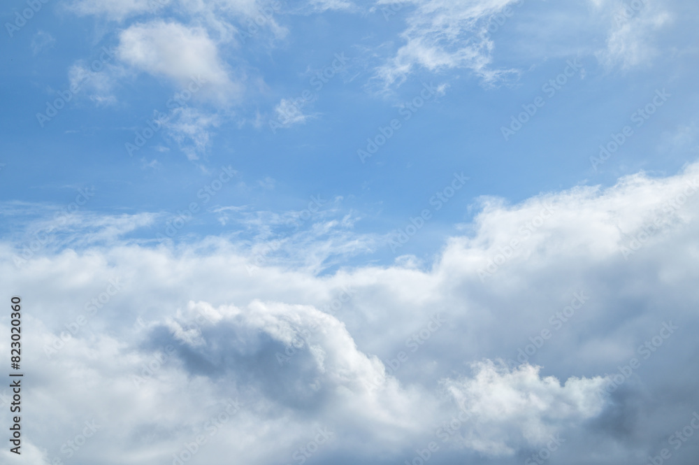 Schleierwolken Cirrostratus und Haufenwolken Cumulus vor blauem Himmel mit Copyspace