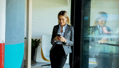 Businesswoman reading messa...