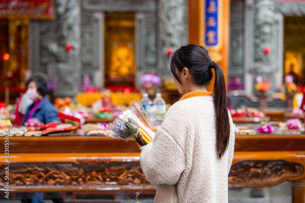 Obraz premium Woman make a wish in Chinese temple