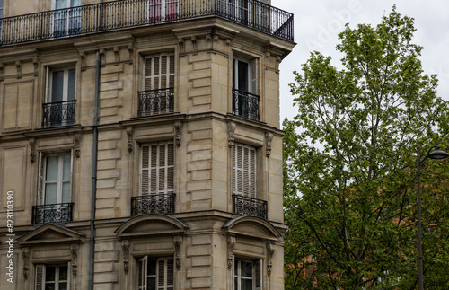 Fototapeta Naklejka Na Ścianę i Meble -  A small typical French building in the streets of Paris.