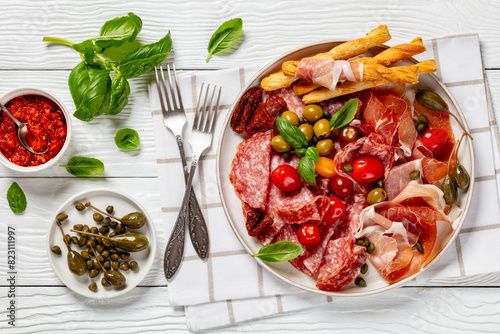 Quadro em tela italian antipasto plate of cured meat and veggies