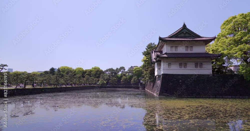 お濠と櫓がある城跡の風景。