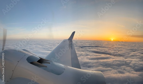 Sonnenuntergang über den Wolken im Privatflugzeug photo
