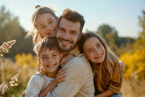 Famille heureuse, sourires, à l'extérieur avec du soleil