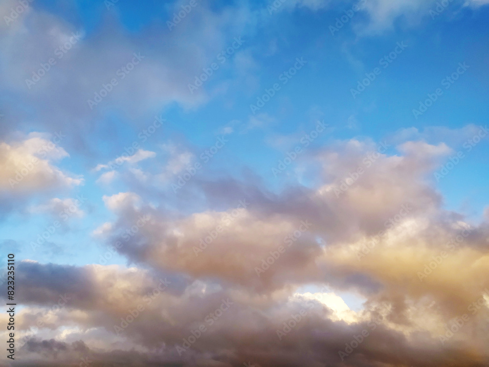 Obraz premium Sun Setting Over Clouds in Sky