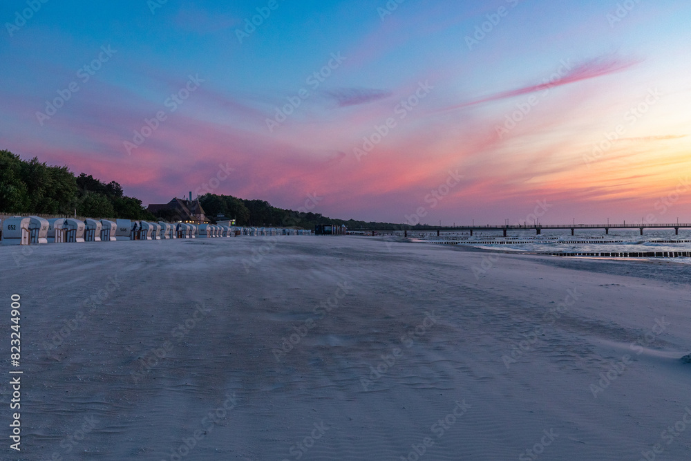 Zum Sonnenuntergang am Strand in Zingst an der Ostsee. Zum Sonnenuntergang am Strand in Zingst an der Ostsee.