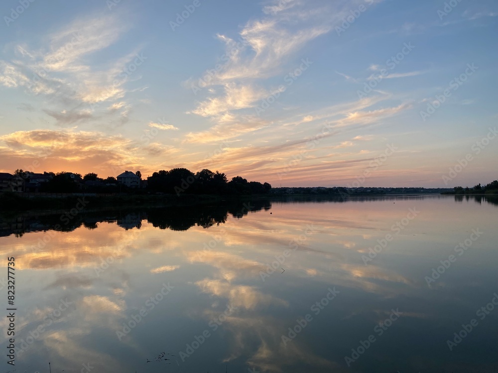 Obraz premium sunset over the lake