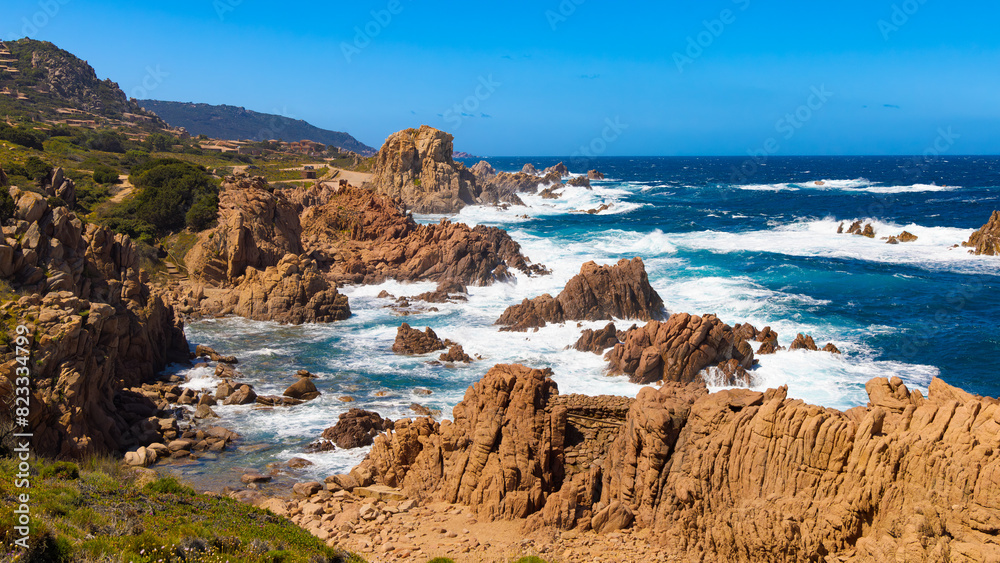 Costa Paraíso en Cerdeña, Italia, durante la primavera. Las olas rompen contra las rocas de granito rosa que se extienden a lo largo del litoral, creando un paisaje costero impresionante Costa Paraíso en Cerdeña, Italia, durante la primavera. Las olas rompen contra las rocas de granito rosa que se extienden a lo largo del litoral, creando un paisaje costero impresionante