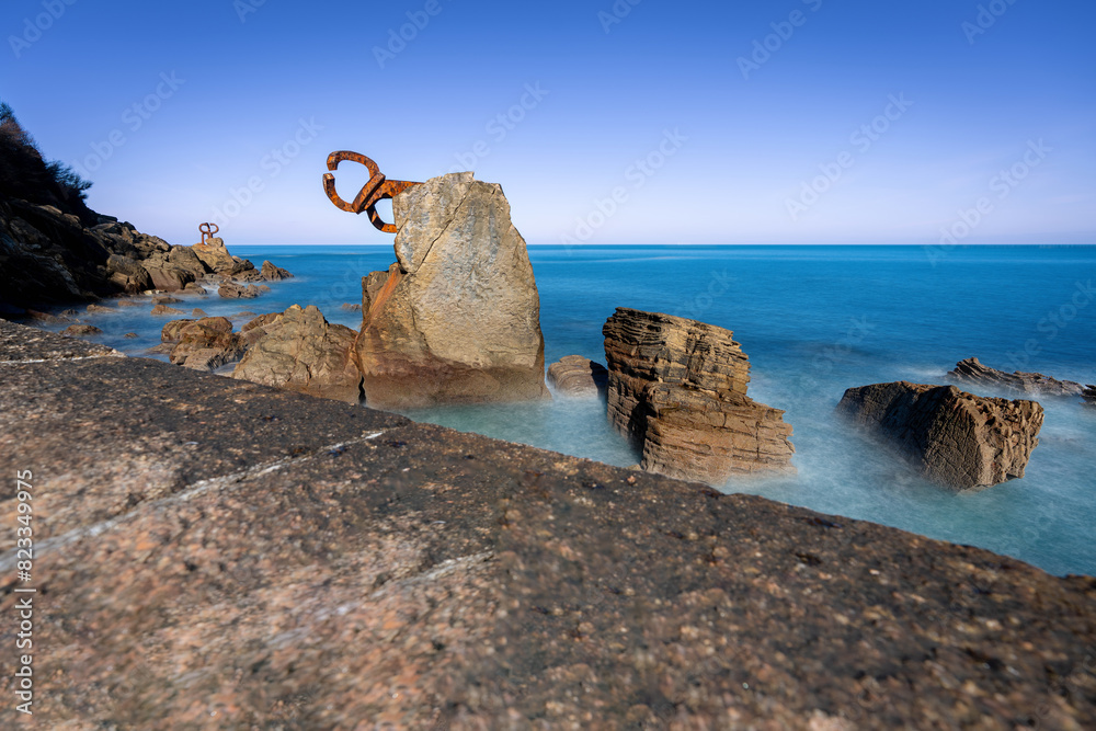 Fototapeta premium a large rock with a metal sculpture made out of rings