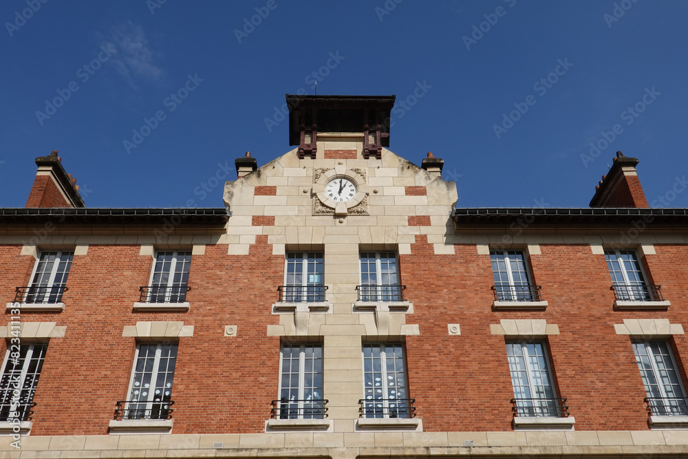 Fototapeta premium Façade de la caserne des Minimes à Paris réhabilitée en logements sociaux