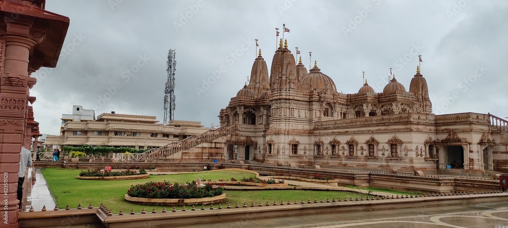 Εκτύπωση καμβά The image displays the stunning Swaminarayan Temple, a representation of both architectural magnificence and spirituality