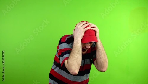 Clumsy mature delivery man dropping pizza boxes.